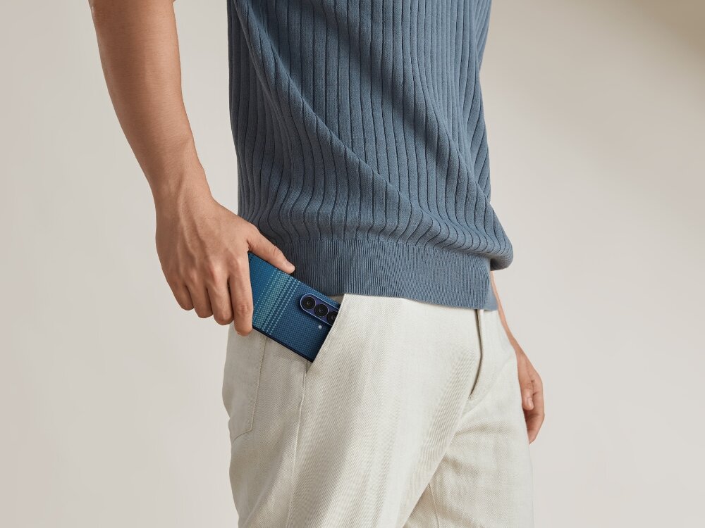 Etui PITAKA Ultra-Slim MagSafe
                etui w dwóch wersjach modelowych na jasnym tle
                minimalistyczny wygląd przyjemna w dotyku faktura kompatybilność ładowanie magsafe smukła funkcjonalna forma