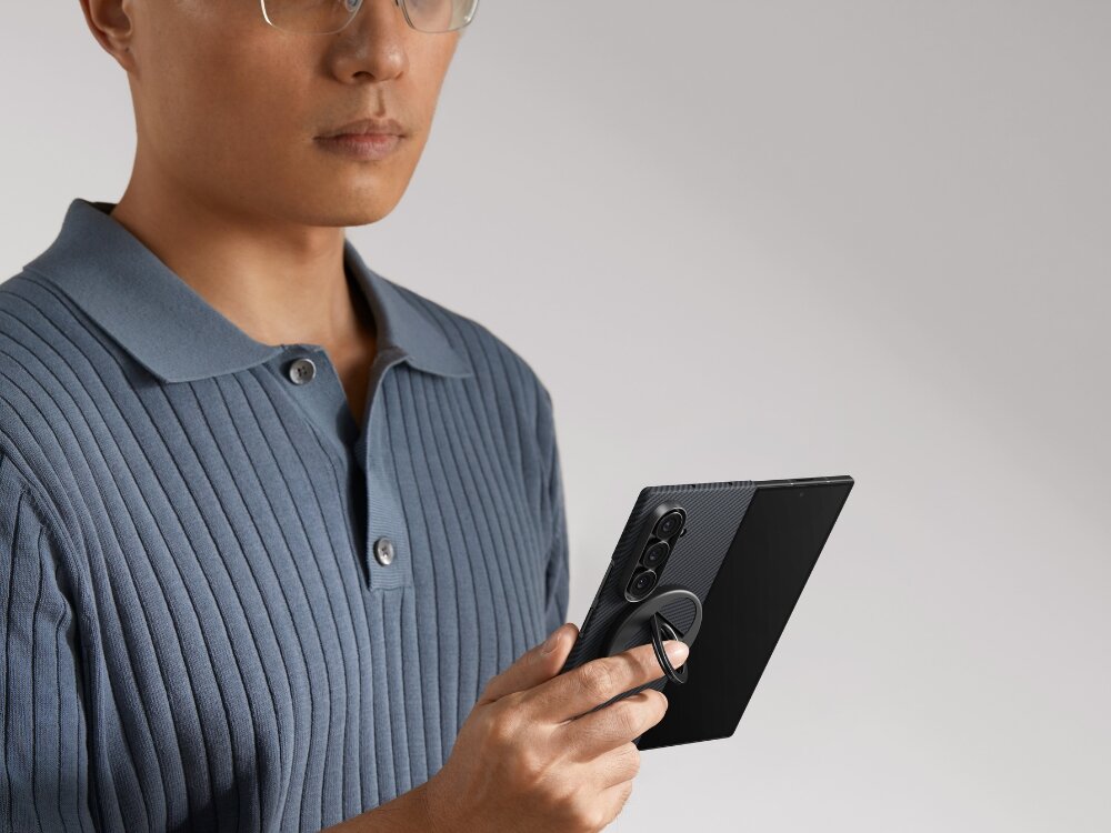 Etui PITAKA Ultra-Slim MagSafe włókna aramidowego klasy lotniczej pięć razy mocniejszy od stali zabezpiecza telefon przed zarysowaniami i przebarwieniami 0.9 mm 21 gramów - zbliżenie na fakturę włókna