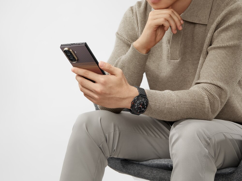 Etui PITAKA Ultra-Slim MagSafe
                etui w dłoni na jasnym tle