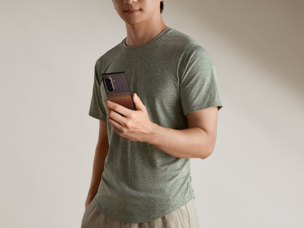 Etui PITAKA Ultra-Slim MagSafe
                etui w dłoni na jasnym tle
                włókno aramidowe klasa lotnicza pięć razy mocniejsze od stali zabezpiecza telefon nie zwiększa gabarytów cienkie lekkie etui