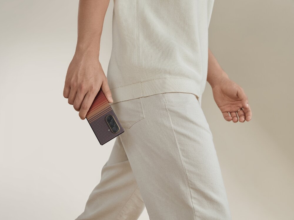 Etui PITAKA Ultra-Slim MagSafe
                etui w dłoni na jasnym tle
                minimalistyczny wygląd przyjemna w dotyku faktura kompatybilność ładowanie magsafe smukła funkcjonalna forma