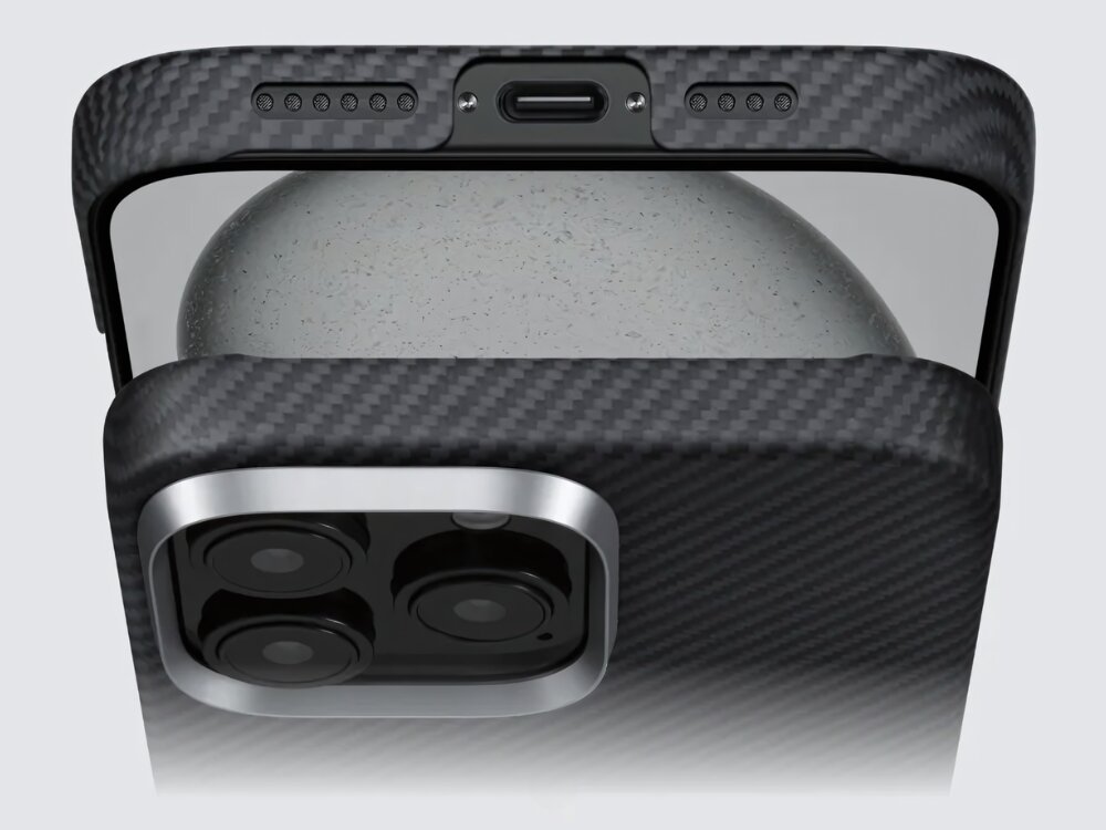 Etui PITAKA Ultra-Slim MagSafe
                zbliżenie na ramki etui założone na telefon na jasnym tle
                włókno aramidowe klasa lotnicza pięć razy mocniejsze od stali zabezpiecza telefon nie zwiększa gabarytów cienkie lekkie etui