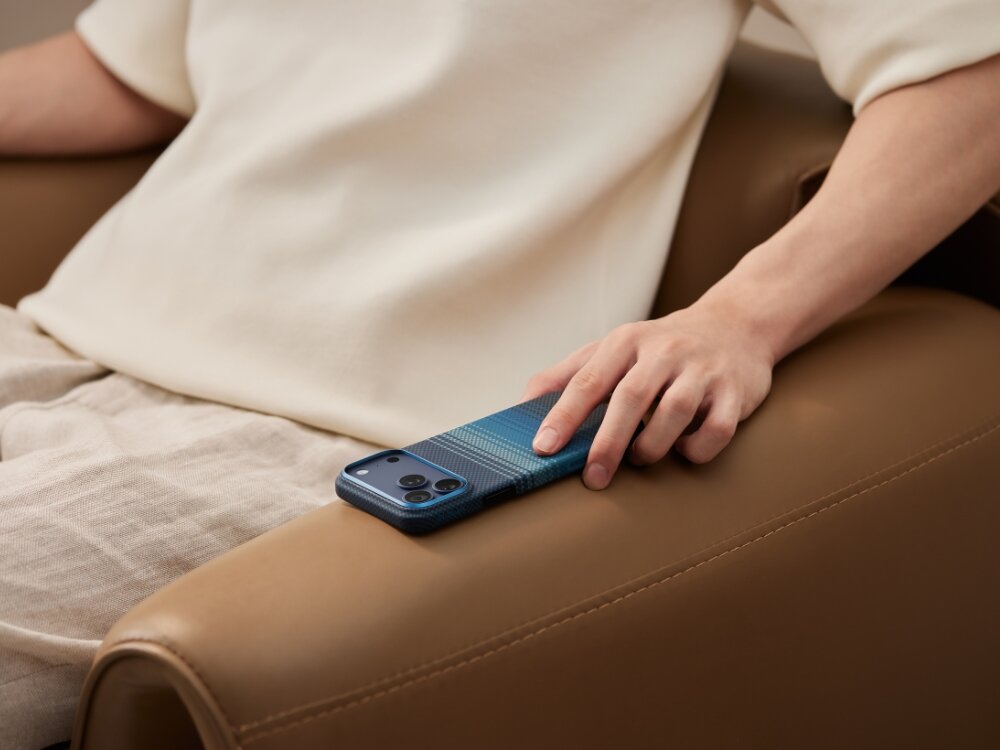 Etui PITAKA Ultra-Slim MagSafe
                etui widoczne od tyłu na oparciu fotela
                włókno aramidowe klasa lotnicza pięć razy mocniejsze od stali zabezpiecza telefon nie zwiększa gabarytów cienkie lekkie etui