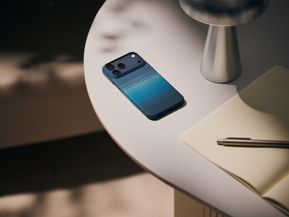 Etui PITAKA Ultra-Slim MagSafe
                etui widoczne od tyłu na stole
                minimalistyczny wygląd przyjemna w dotyku faktura kompatybilność ładowanie magsafe technologia pitatap smukła funkcjonalna forma