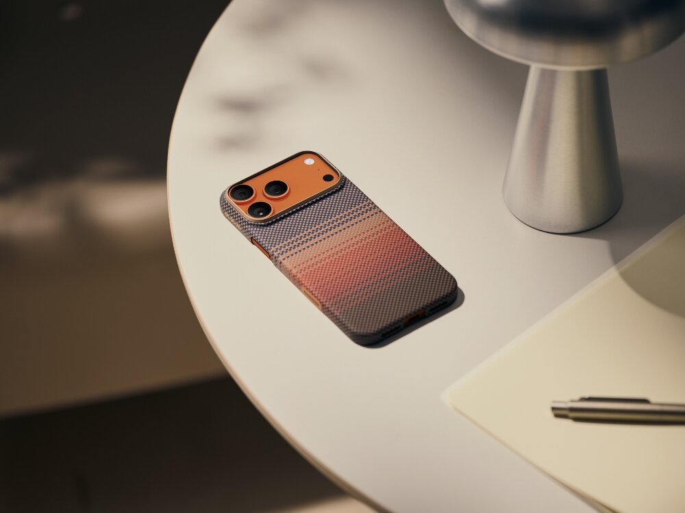 Etui PITAKA Ultra-Slim MagSafe
                zbliżenie na ramki etui założone na telefon na jasnym tle
                włókno aramidowe klasa lotnicza pięć razy mocniejsze od stali zabezpiecza telefon nie zwiększa gabarytów cienkie lekkie etui