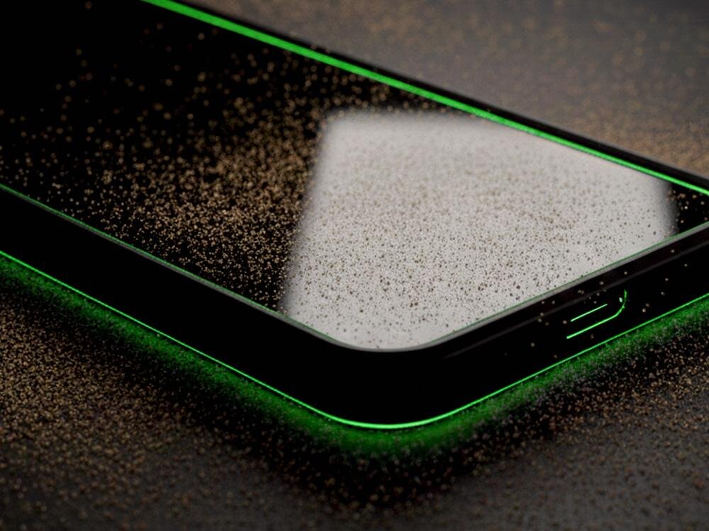 Etui 3MK Matt Case odporności materiału na powstawanie trwałych przebarwień śladów palców wilgotną ściereczką z mikrofibry - piasek na ekranie smartfona na którym jest założone etui