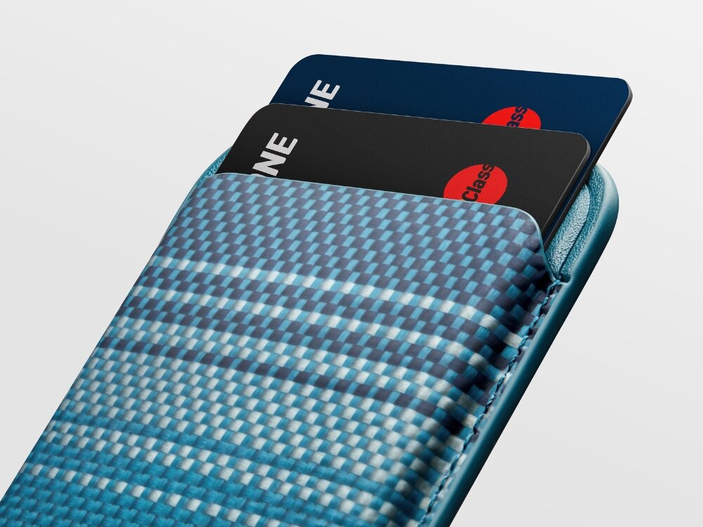 Portfel magnetyczny PITAKA Woven Wallet MagSafe
                portfel z włożonymi dwoma kartami na jednolitym tle
