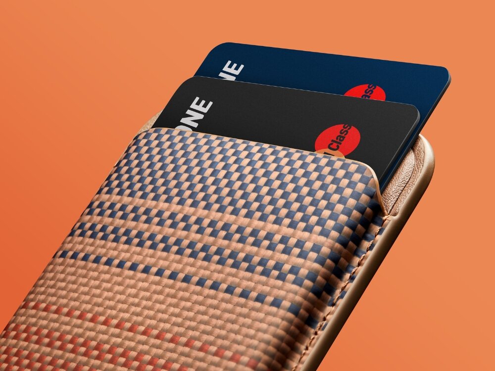 Portfel magnetyczny PITAKA Woven Wallet MagSafe
                portfel z włożonymi dwoma kartami na jednolitym tle