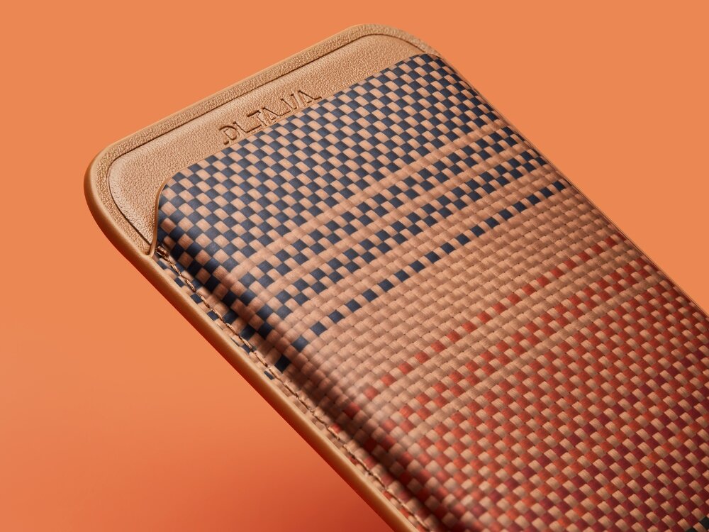 Portfel magnetyczny PITAKA Woven Wallet MagSafe
                portfel bez włożonych kart na jednolitym tle 
                minimalistyczny design tworzywo cadmyra przyjemna w dotyku faktura włókna aramidowe niska waga