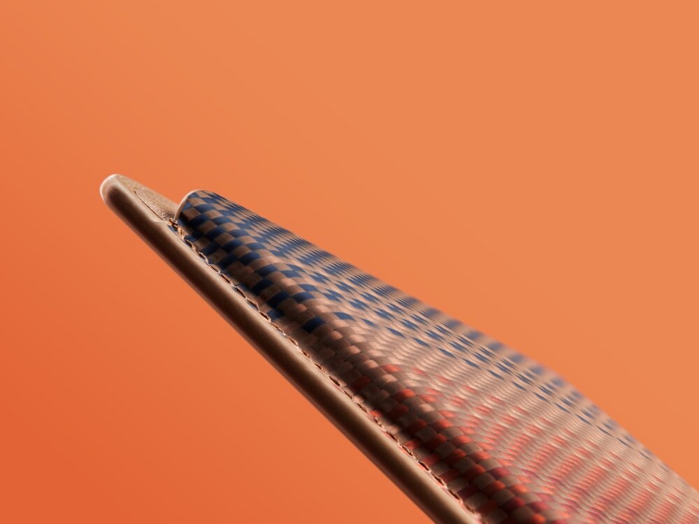 Portfel magnetyczny PITAKA Woven Wallet MagSafe
                portfel bez włożonych kart na jednolitym tle
                magnesy N52 magsafe warstwa ochronna demagnetyzacja płatności zbliżeniowe szybki dostęp jedna ręka