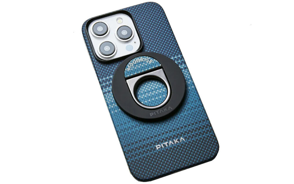 Uchwyt i podstawka PITAKA MagEZ Grip 3 MagSafe Czarno-niebieski prezentacja uchwytu przyczepionego do telefonu na białym tle Aramidowa konstrukcja i cienki profil uchwytu MagSafe waga grubość konstrukcja 2-pierścieniowa odpowiedni chwyt