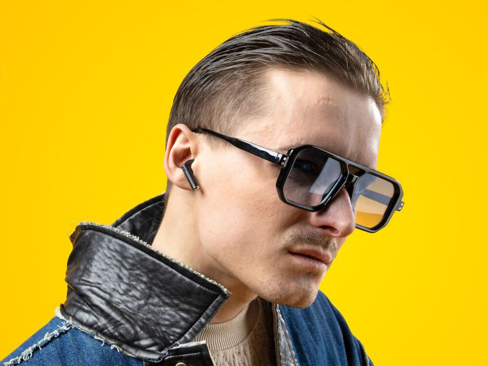 Słuchawki douszne NICEBOY Beans 4 pasmo przenoszenia 20–20000 Hz dynamika 105 dB, osoba z założonymi słuchawkami dousznymi