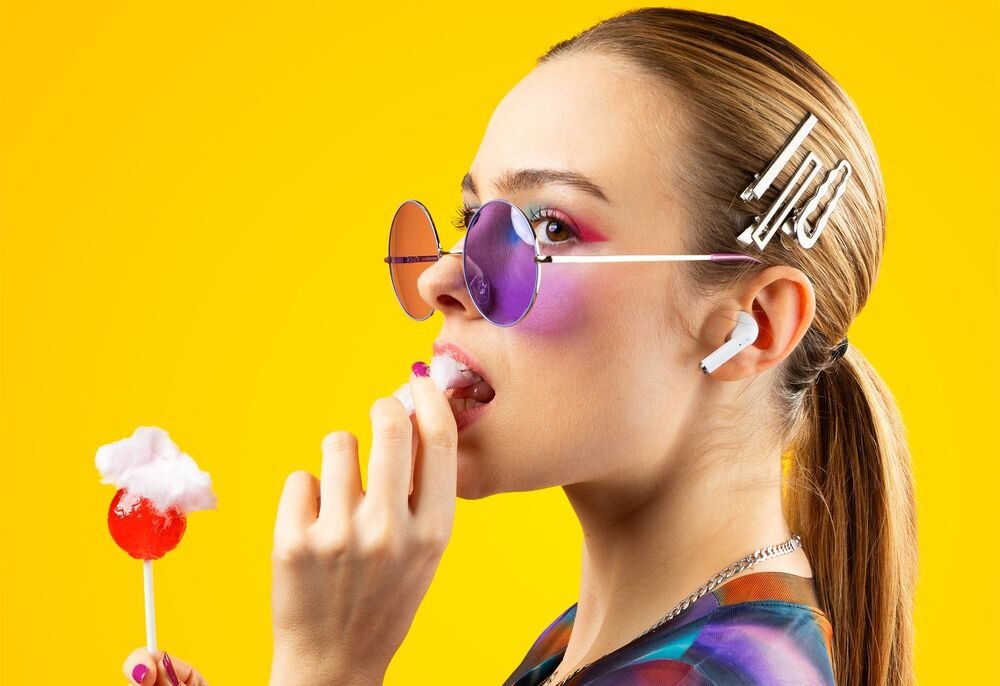 Słuchawki douszne NICEBOY Beans 4 Bluetooth 5.4 automatyczne parowanie, osoba z założonymi słuchawkami dousznymi