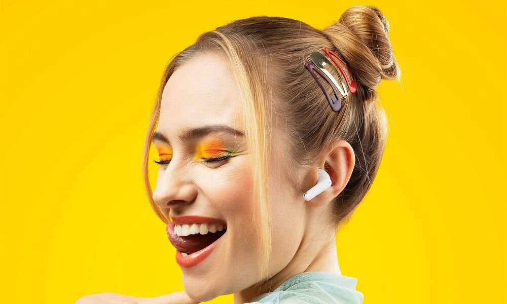 Słuchawki douszne NICEBOY Beans 4 Pop pasmo przenoszenia 20–20000 Hz dynamika 102 dB, osoba z założonymi słuchawkami