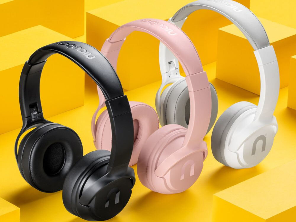 Słuchawki nauszne NICEBOY Hive Prodigy 4 bezprzewodowe Bluetooth 5.3 design nauszny, trzy wersje kolorystyczne słuchawek na zółtym tle