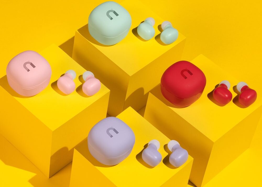 Słuchawki dokanałowe NICEBOY Hive Smarties Bluetooth True Wireless dźwięk stereo, cztery wersje kolorystyczne słuchawek z etui ładującym na żółtych postumentach