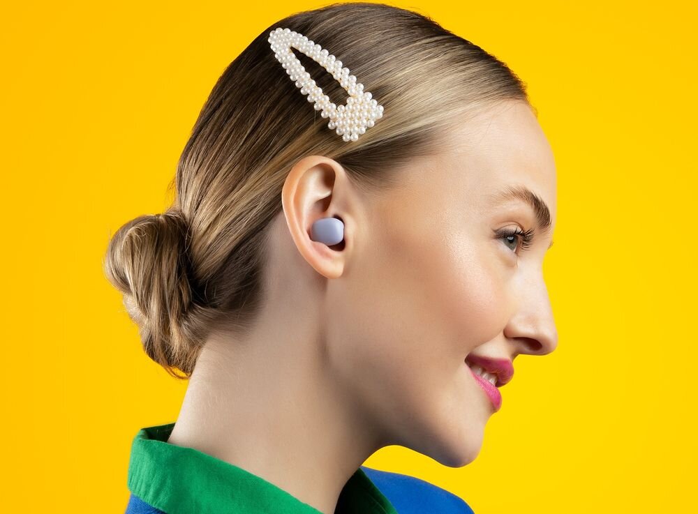 Słuchawki dokanałowe NICEBOY Hive Smarties przetworniki 6 mm pasmo 20–20000 Hz, osoba z załozonymi słuchawkami dokanałowymi