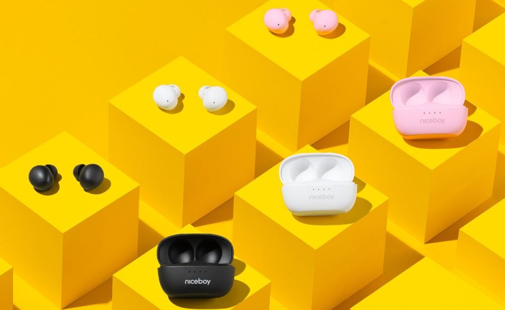 Słuchawki dokanałowe NICEBOY Podsie 4 POP dynamiczne brzmienie wysokiej jakości dźwięku, trzy pary słuchawek wraz z etui do ładowania na żółtych postumentach