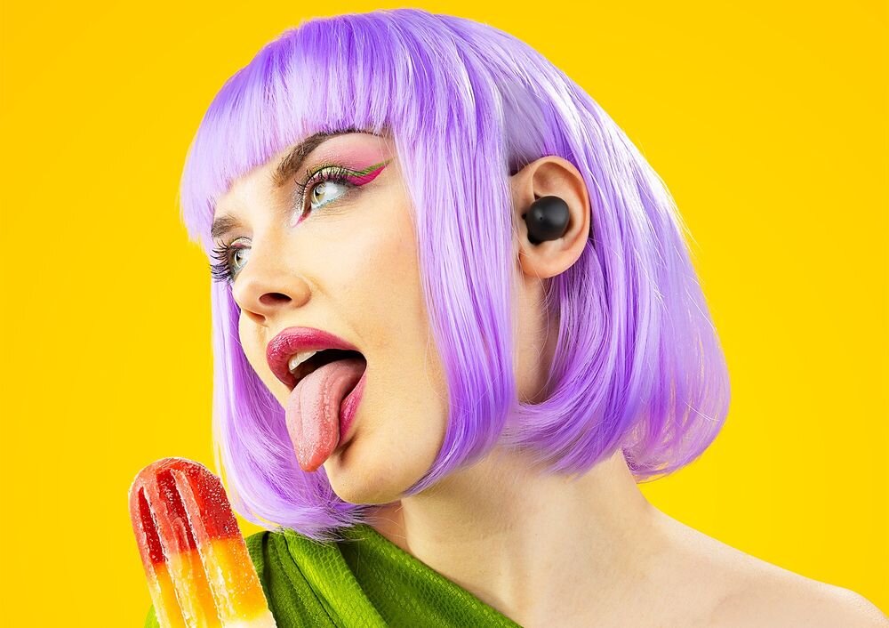 Słuchawki dokanałowe NICEBOY Podsie 4 POP Bluetooth 6.0 niskie opóźnienie, osoba z załozonymi słuchawkami na żółtym tle