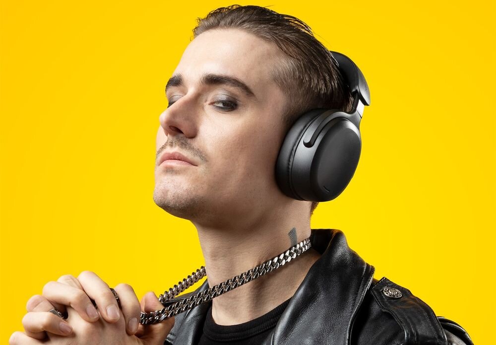 Słuchawki nauszne NICEBOY Sora Bluetooth 5.3 wysoka jakość dźwięku studyjne brzmienie, osoba z założonymi słuchawkami nausznymi