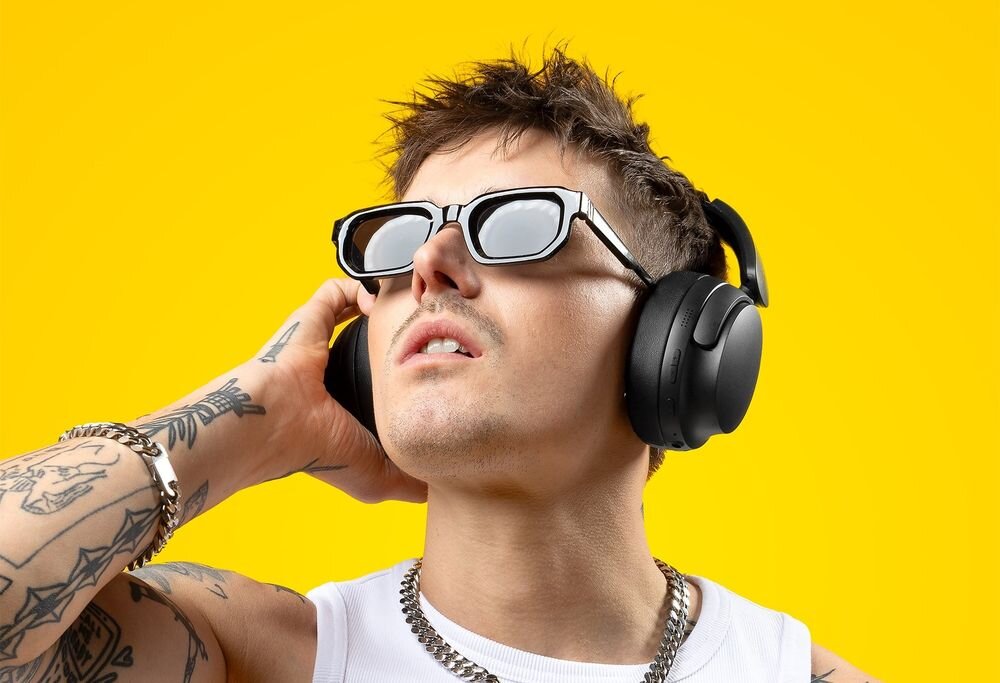 Słuchawki nauszne NICEBOY Stellar ANC aktywna redukcja szumów Bluetooth 5.4, osoba z założonymi słuchawkami nausznymi