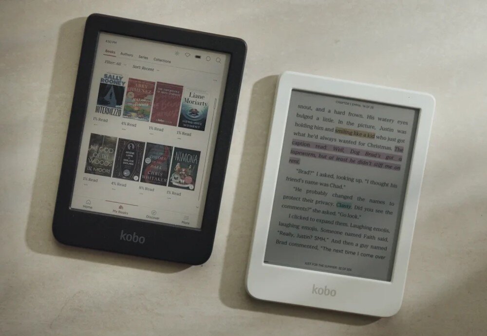 Czytnik e-booków KOBO Clara Colour Dwa czytniki e-booków leżą obok siebie na stole, jeden czarny z widocznymi okładkami książek, drugi biały z wyświetlonym tekstem i zaznaczonymi fragmentami, cechy, zalety