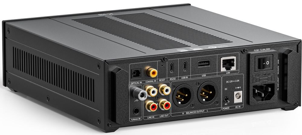Przetwornik C/A FIIO K15 z obsługą audio 24 i 32 bit do 768 kHz, pasmem 20–80000 Hz, wejściami COAX RCA USB-A, wyjściami RCA XLR i obudową 2,1 kg, urządzenie na białym tle