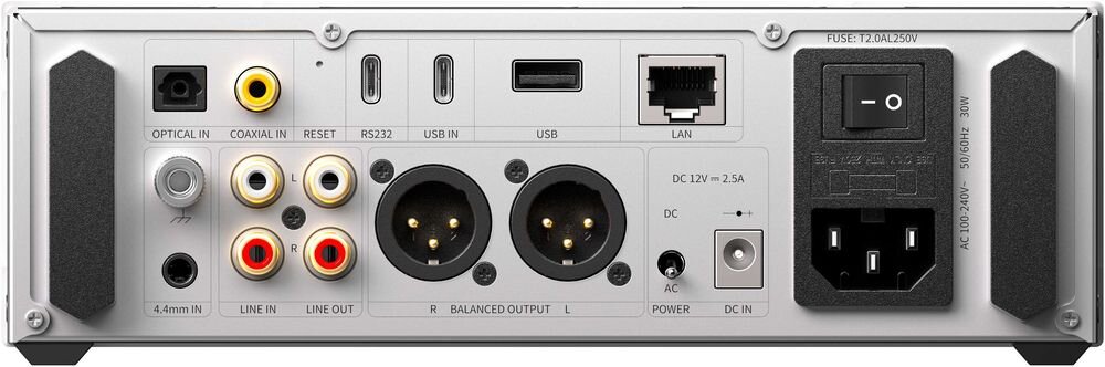 Przetwornik C/A FIIO K15 z obsługą audio 24 i 32 bit do 768 kHz, pasmem 20–80000 Hz, wejściami COAX RCA USB-A, wyjściami RCA XLR i obudową 2,1 kg, urządzenie na białym tle