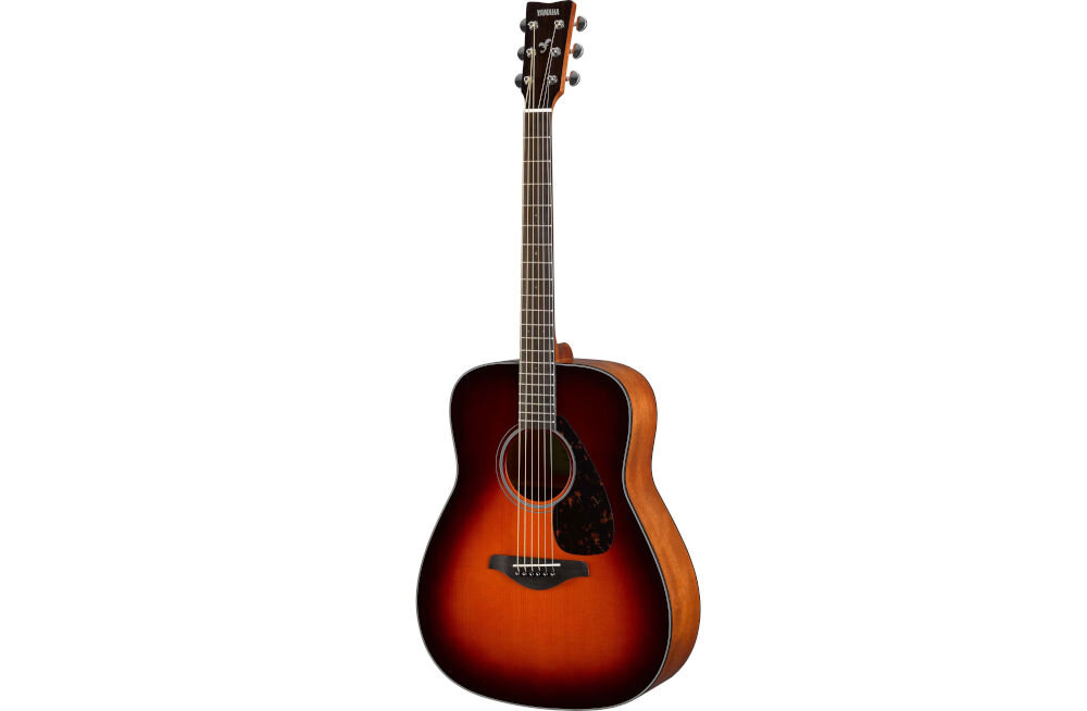 Gitara akustyczna YAMAHA FG800 konstrukcja połysk trwałość, gitara po skosie od przodu na białym tle