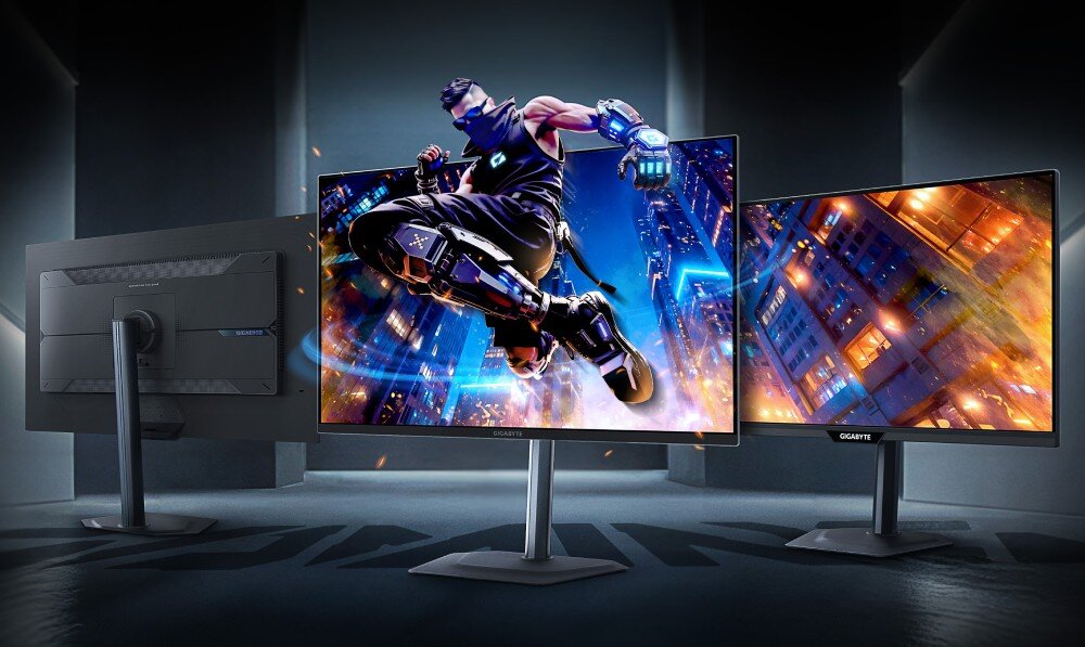 Monitor GIGABYTE MO27Q2A Na pierwszym planie trzy ujęcia monitora pokazane z tyłu i z przodu z dynamiczną grafiką miejskiej sceny na ekranach, w tle rozmyte, ciemne pomieszczenie