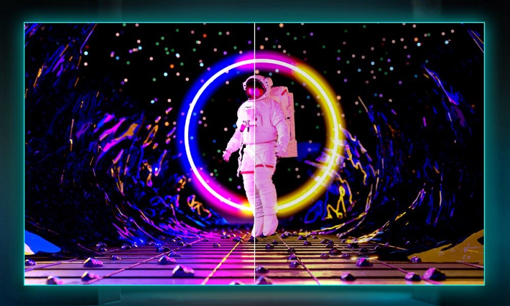 Monitor GIGABYTE MO27Q2A Na pierwszym planie ekran podzielony pionową linią z postacią astronauty na tle barwnych pierścieni, w tle cienka ramka ekranu na ciemnym tle[