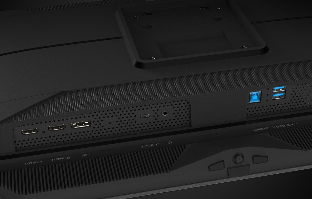 Monitor GIGABYTE MO27Q2A Na pierwszym planie panel złączy z dwoma portami HDMI, DisplayPort, gniazdem słuchawkowym i portami USB, w tle obudowa monitora z otworami wentylacyjnymi