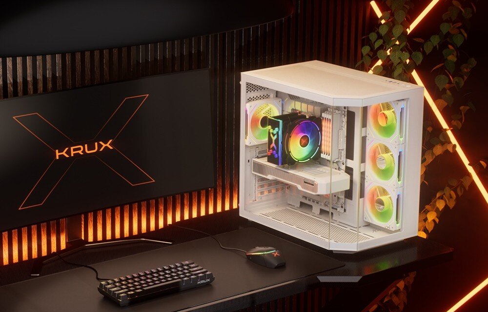 Obudowa KRUX Empero Widok stanowiska komputerowego z monitorem, klawiaturą, myszką i podświetlaną obudową komputera z trzema wentylatorami RGB z przodu i dwoma w środku. W tle ściana z pionowymi panelami i rośliną ozdobną, oświetlona pomarańczowymi światłami, opis
