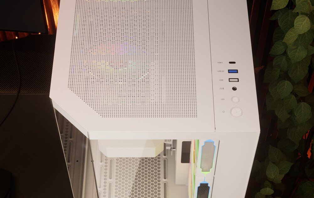 Obudowa KRUX Empero Widok z góry na panel górny obudowy z perforacją oraz portami: USB typu C, USB 3.0, dwa USB typu A, gniazdo jack, przycisk LED i włącznik, porty, złącza