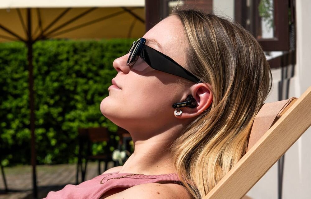 Słuchawki dokanałowe BUXTON BTW 7200 Tuya tryb gry niska latencja mikrofony HD sterowanie dotykowe Siri Google Assistant, osoba z założonymi słuchawkami dokanałowymi