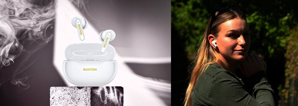 Słuchawki dokanałowe BUXTON BTW 7200 Tuya Bluetooth 5.4 bezprzewodowe z etui ładującym 25 h pracy, osoba z założonymi słuchawkami, słuchawki z etui ładującym stojące na postumencie