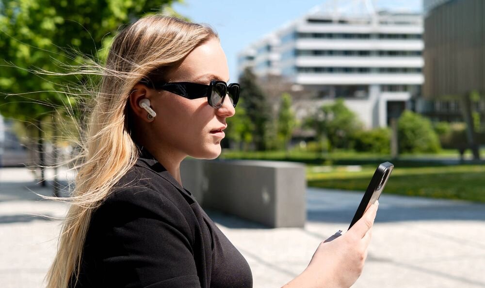 Słuchawki dokanałowe BUXTON BTW 7200 Tuya Bluetooth 5.4 zasięg 50 m 25 godzin z etui trening codzienne użytkowanie, osoba z założonymi słuchawkami