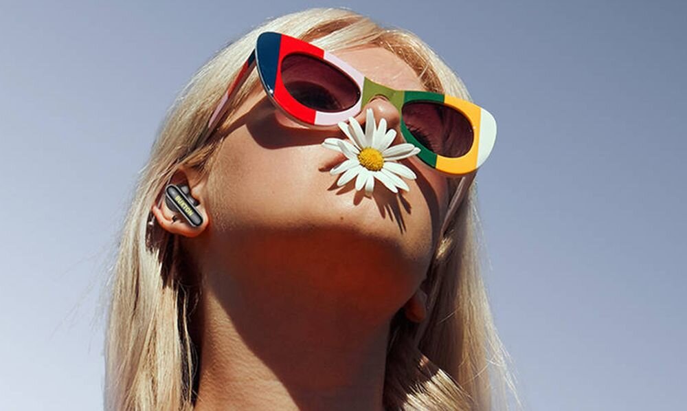 Słuchawki dokanałowe BUXTON BTW 7200 Tuya IPX6 wodoodporność 5,5 h pracy szybkie ładowanie USB-C etui 25 h, osoba z założonymi słuchawkami