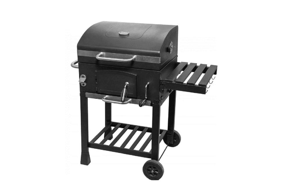 Czarny grill węglowy z pokrywą, boczną półką i dolną kratką, wyposażony w dwa koła ułatwiające transport.
