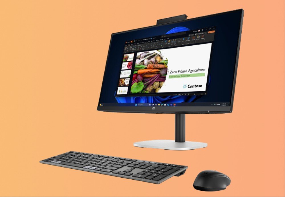 Komputer All in One HP ProStudio 4 G1i Komputer stacjonarny All in One z czarną klawiaturą i myszą zaprezentowany pod kątem na pomarańczowym tle. Na ekranie otwarta jest prezentacja, system, Copilot, narzędzia