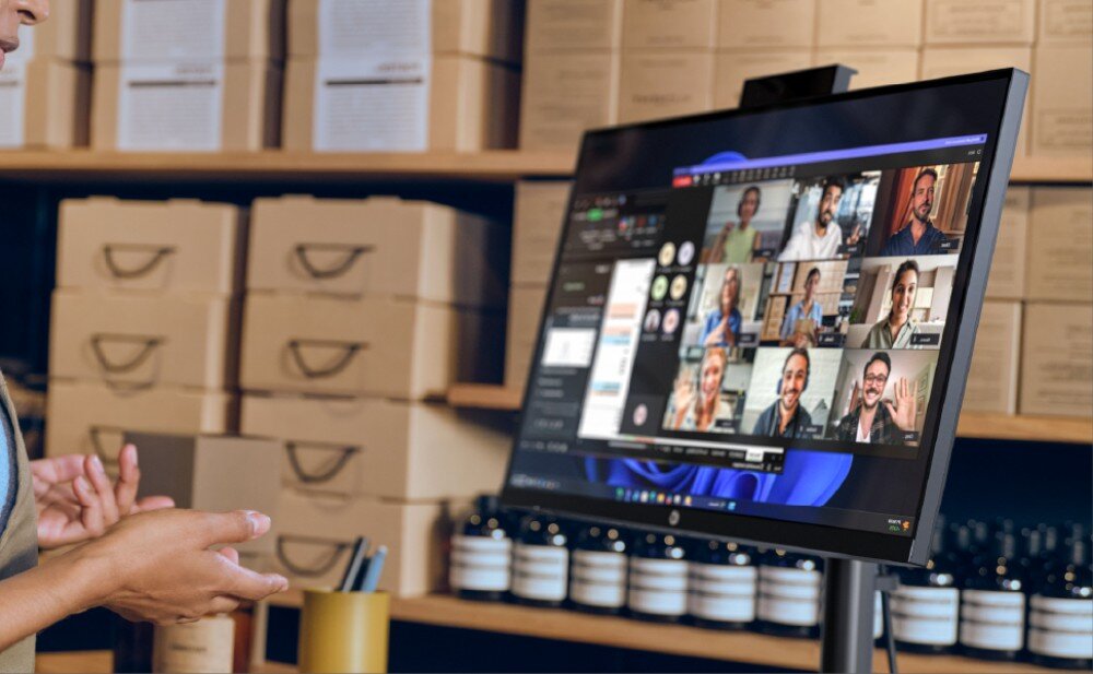 Komputer All in One HP ProStudio 4 G1i Bliskie ujęcie monitora komputerowego wyświetlającego aplikację do spotkań online z wieloma kafelkami uczestników, kamera, jakość, podczerwień, głośniki, mikrofony