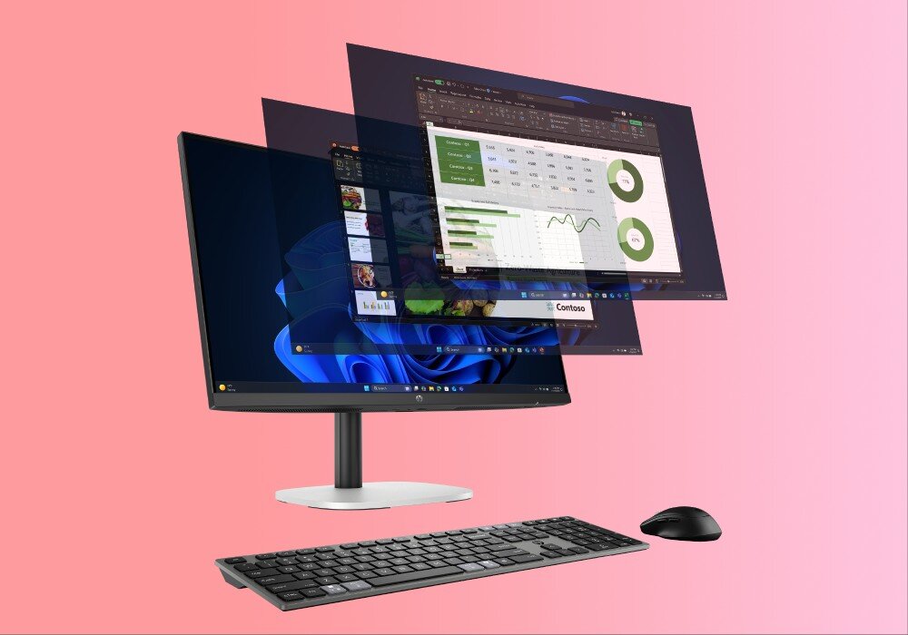 Komputer All in One HP ProStudio 4 G1i Komputer typu All in One z czarną ramką ekranu, bezprzewodową klawiaturą i myszą na jasnoróżowym tle. Nad fizycznym ekranem unoszą się trzy półprzezroczyste, nakładające się na siebie okna systemowe z arkuszami kalkulacyjnymi i wykresami, pamięć RAM, dysk, pojemność, rozbudowa