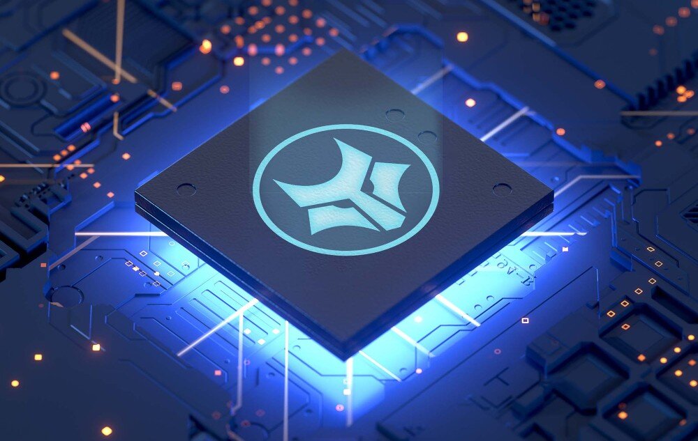 Komputer All in One HP ProStudio 4 G1i Grafika przedstawiająca ciemny procesor z jasnoniebieskim, świecącym symbolem tarczy z maską w środku. Komponent jest zamontowany na płycie głównej z widocznymi ścieżkami sygnałowymi i punktami , bezpieczeństwo, moduł TPM 2.0, szyfrowanie