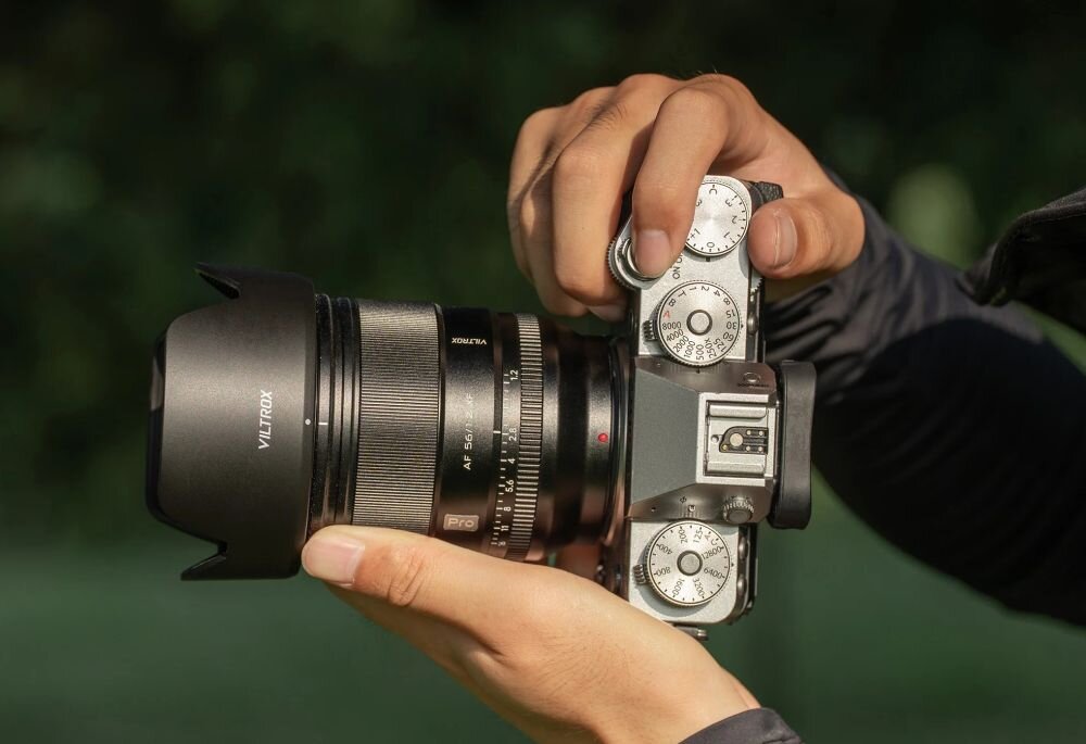 Viltrox AF 56mm F1.2 Pro F1.2 mała głębia ostrości bokeh jasny obiektyw aparat trzymany w rękach 
