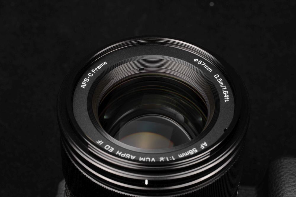 Viltrox AF 56mm F1.2 Pro powłoka hydrofobowa ochrona soczewki kontrast zbliżenie na przednią soczewkę 