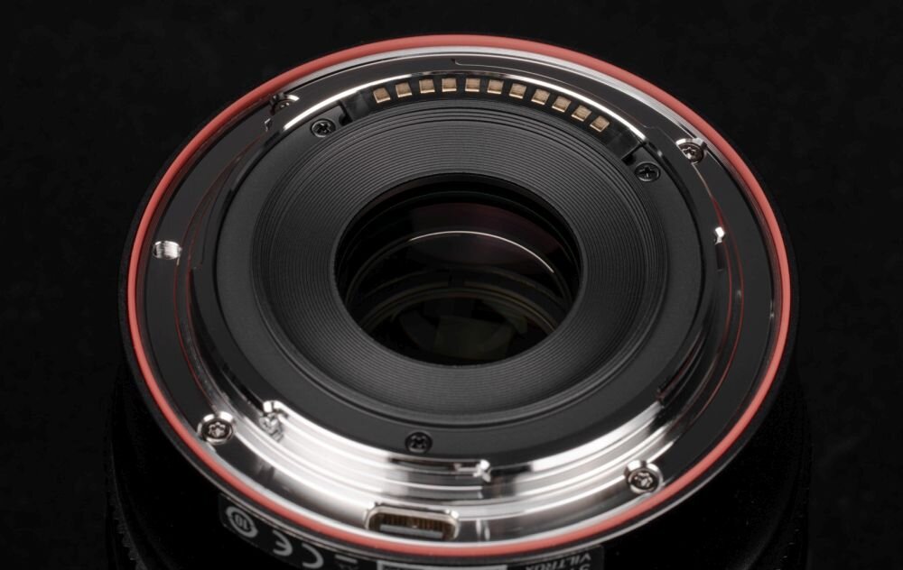 Viltrox AF 56 mm F1.2 Pro metalowa konstrukcja uszczelnienia pierścień przysłony 67 mm kadr na tył i mocowanie 