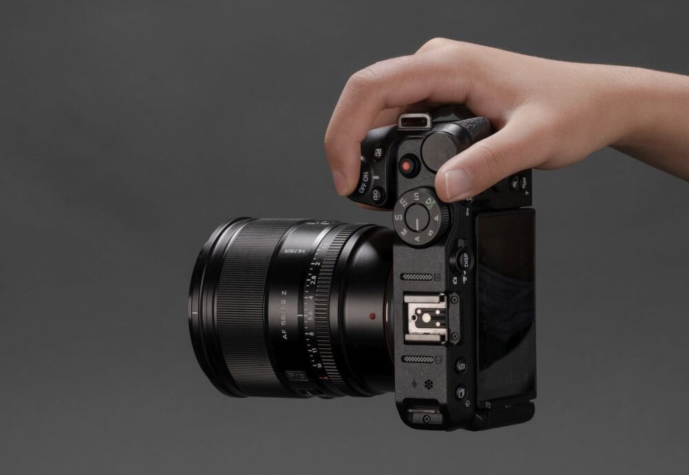 Viltrox AF 56mm F1.2 Pro zastosowanie portret detale AF MF minimalna odległość 0.5 m aparat trzymany w ręku 