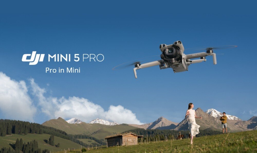 Dron DJI Mini 5 Pro Napis 'DJI Mini 5 Pro Pro in Mini' na tle nieba, w powietrzu unosi się dron, na ziemi kobieta w białej sukience i mężczyzna z gitarą, opis