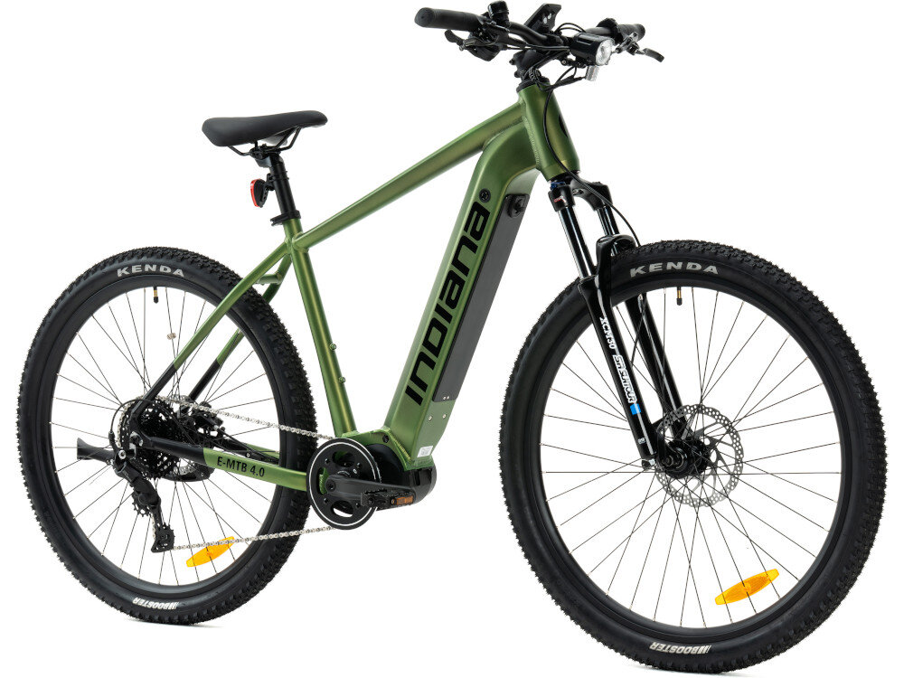 Rower elektryczny INDIANA E-MTB 4.0 U21 29 cali Zielono-czarny rower na białym tle widoczny od przodu pod skosem uniwersalny środek codziennego transportu do weekendowych przejażdżek elektryczny układ napędowy
