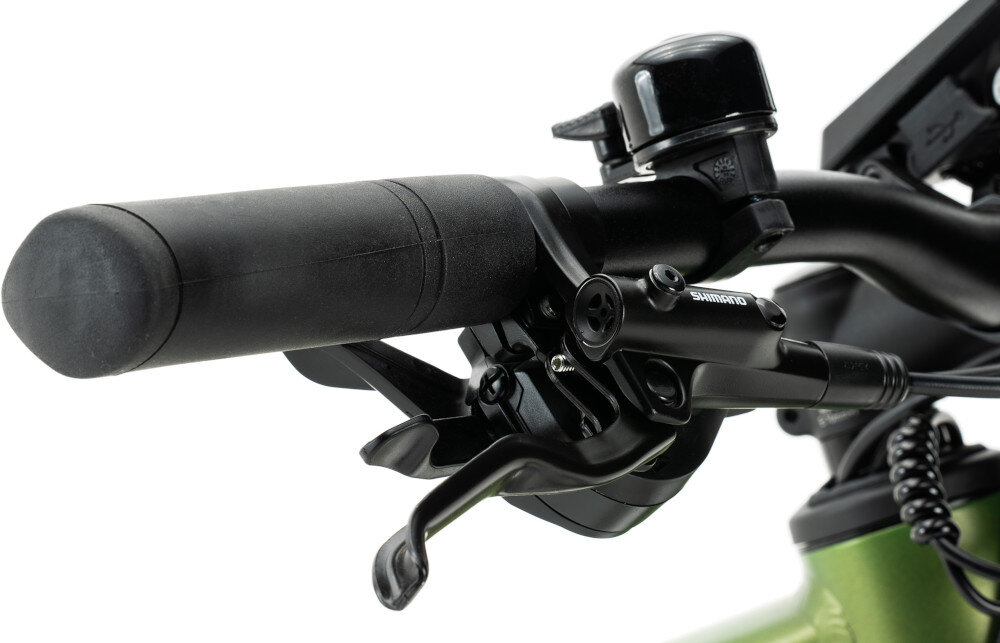 Rower elektryczny INDIANA E-MTB 4.0 U21 29 cali Zielono-czarny zbliżenie na uchwyt kierownicy kierownica widoczna od przodu kierownica marki SIXTY typu HB-201BT o szerokości 700 mm pewny chwyt i stabilne prowadzenie wspornik JOY KIE w standardzie Ahead regulowany odpowiednie dopasowanie pozycji do preferencji rowerzysty antypoślizgowe uchwyty